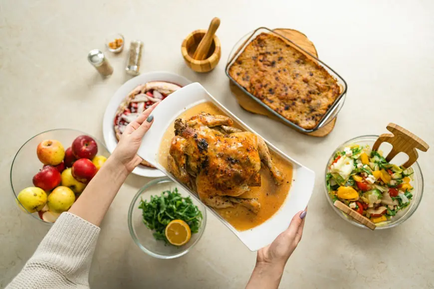 Poulet rôti au four, pommes de terre fondantes et herbes de Provence